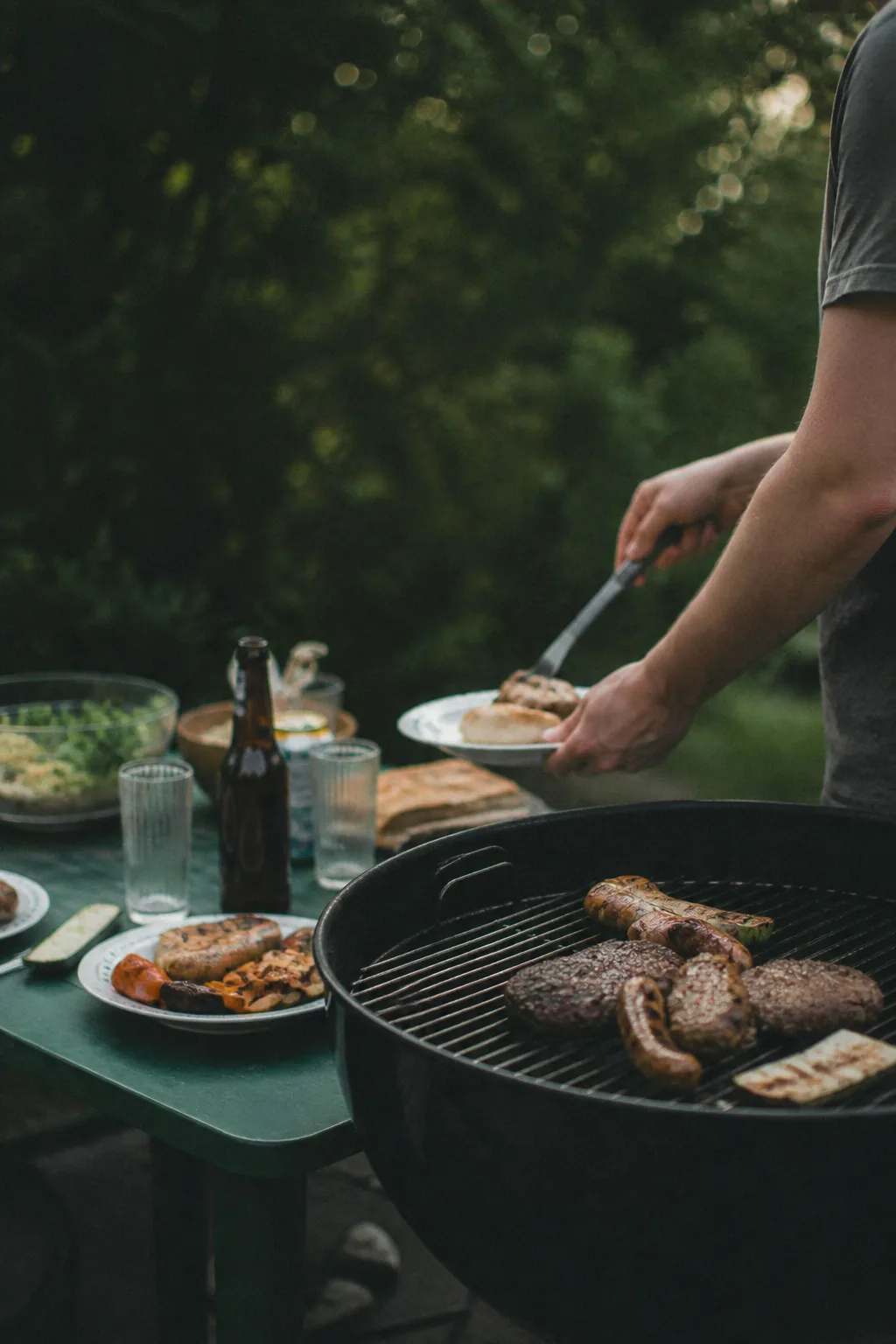 Grillparty mit Grill, Salaten und frisch serviertem Essen