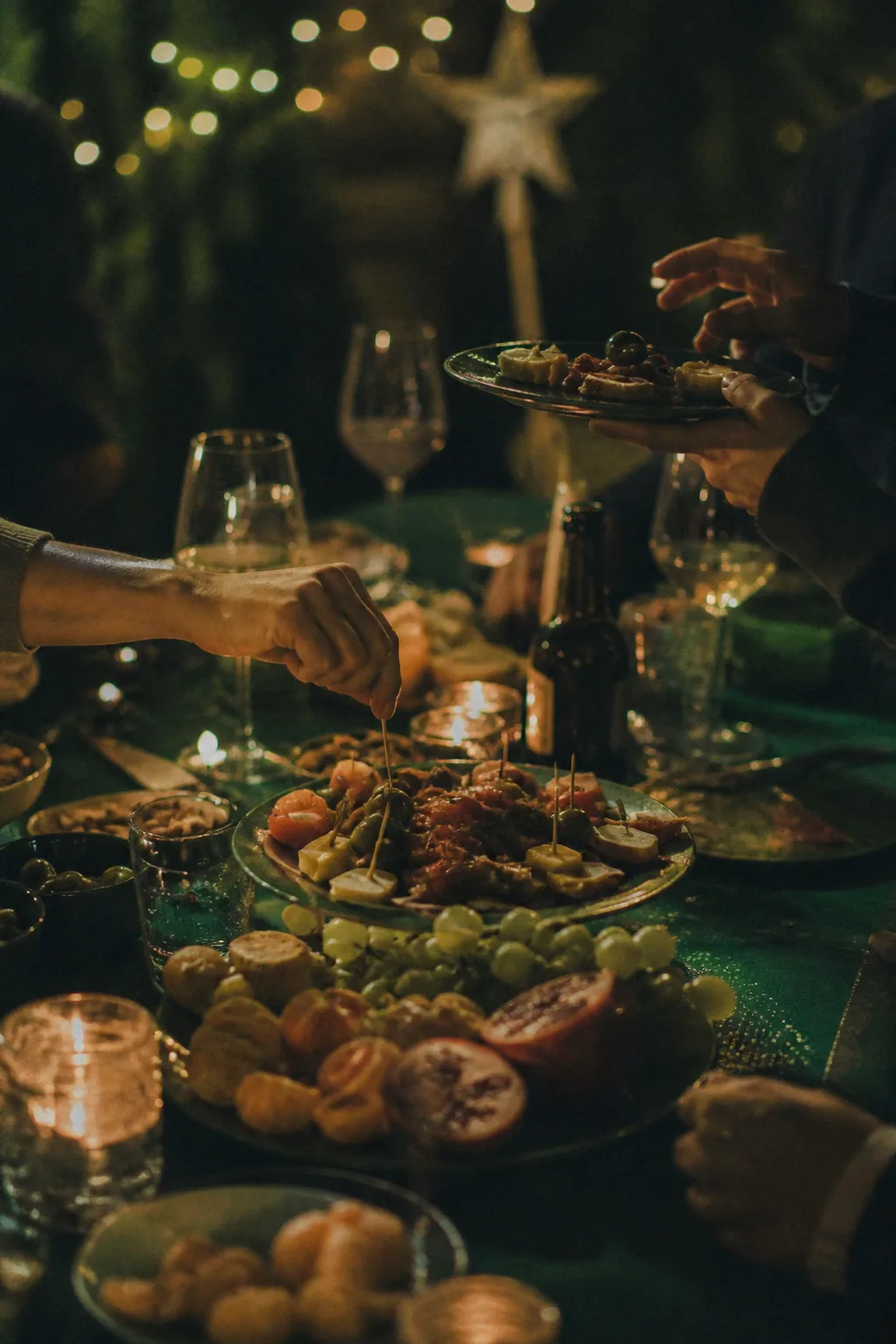 Festliche Silvestertafel mit Snacks und Getränken